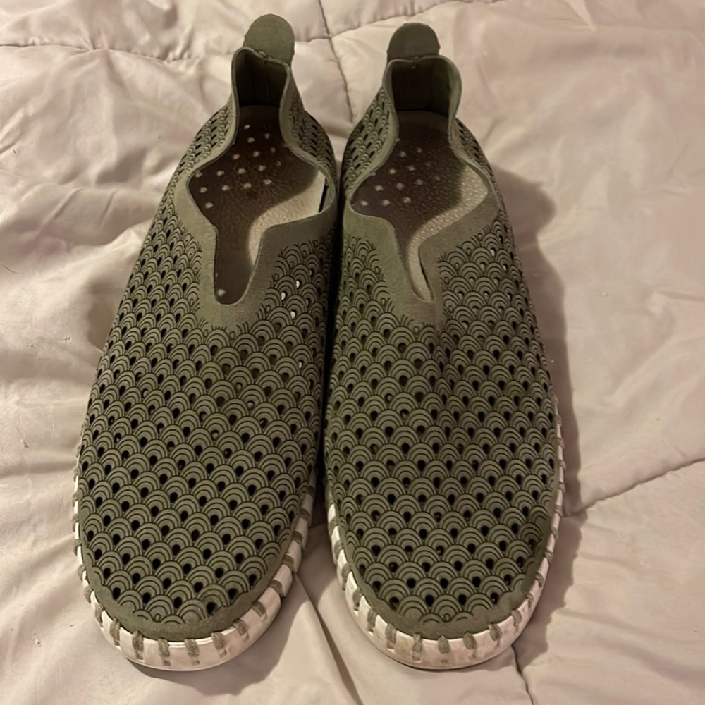 Ilse Jackobsen Hornback - Perforated Slip-On Sneaker in green. Size 41 (9.5)